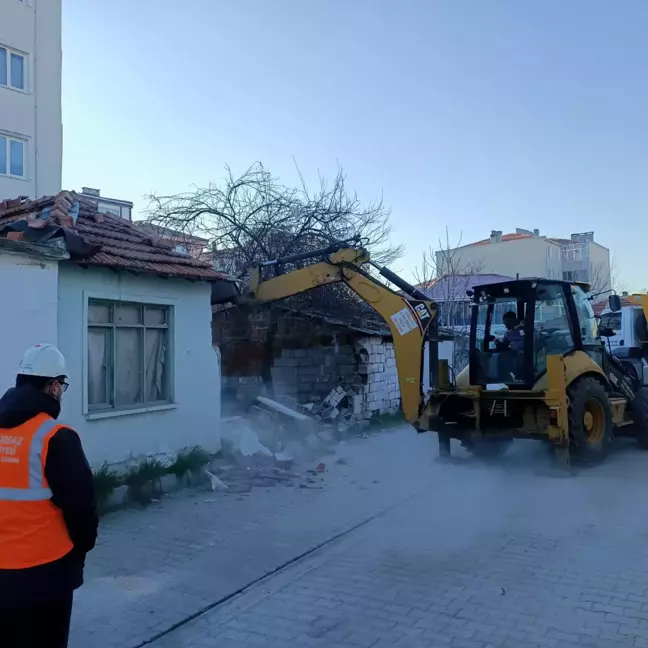 Lüleburgaz'da metruk binalar yıkılıyor