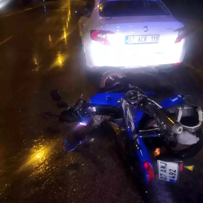 Alkollü motosiklet sürücüsü otomobile çarptı: 1 yaralı