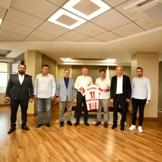 Başkan Büyükakın'a Bilecikspor forması hediye ettiler