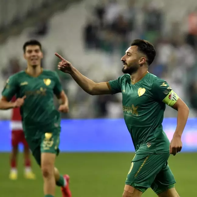 Bursaspor'un tecrübeli futbolcusu Enver Cenk Şahin sakatlandı