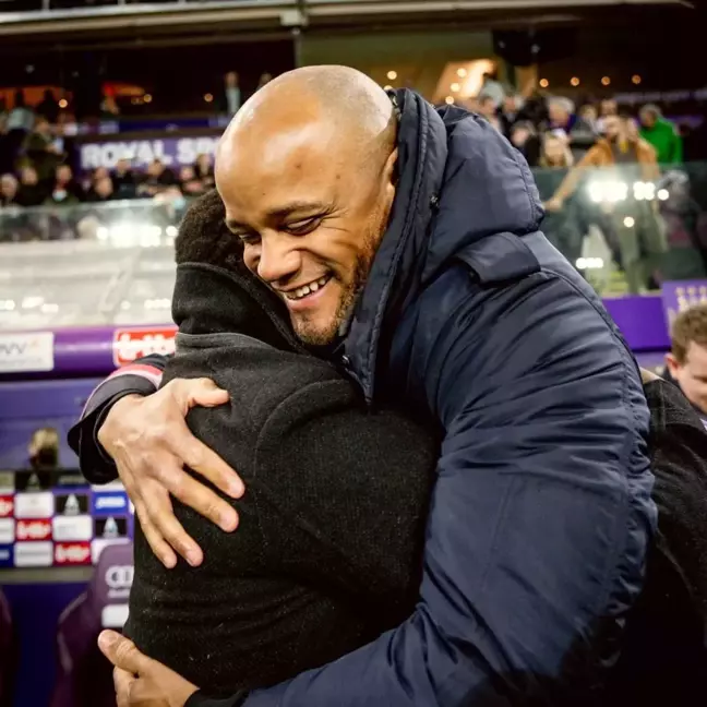 Vincent Kompany, İngiltere Championship'de yılın menajeri seçildi