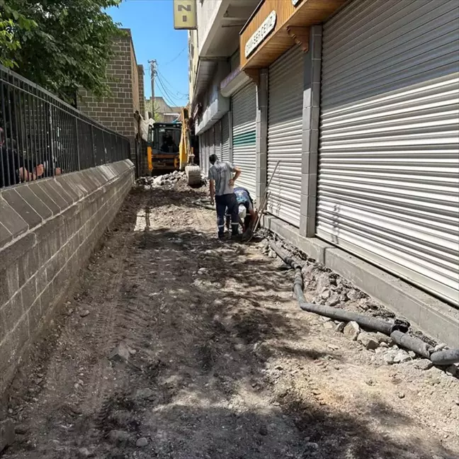 Diyarbakır Büyükşehir Belediyesi Aşefçiler Sokak'ta yol düzenleme çalışmalarına başladı