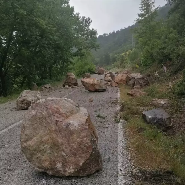 Kütahya'da kaya parçaları yola düştü, ulaşım aksadı