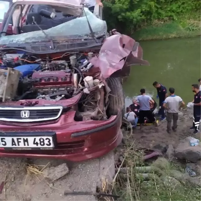 Samsun'da Otomobil Köprünün Korkuluklarına Çarptı: 3 Yaralı
