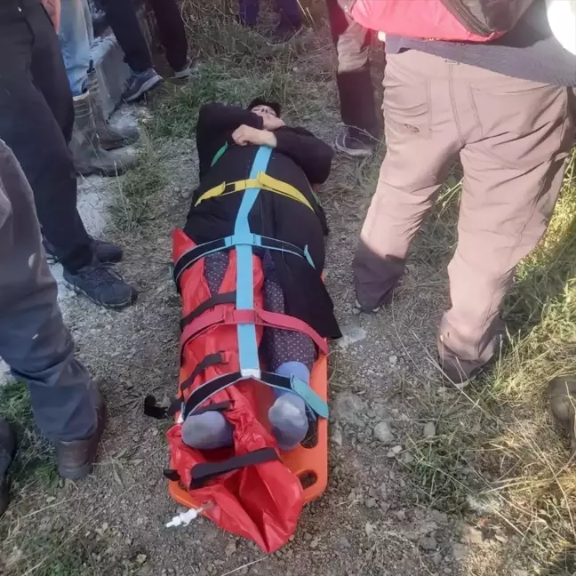 Erzincan'da dağlık arazide ayağı kırılan kadın hastaneye ulaştırıldı