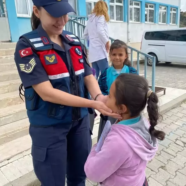 Çorum İl Jandarma Komutanlığı, Çukuröz Köyü İlkokulu ve Ortaokulu'nu ziyaret etti