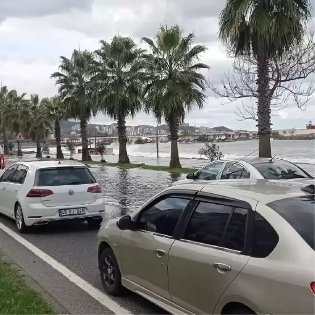 Dev dalgalar, Karadeniz Sahil Yolu'na ulaştı