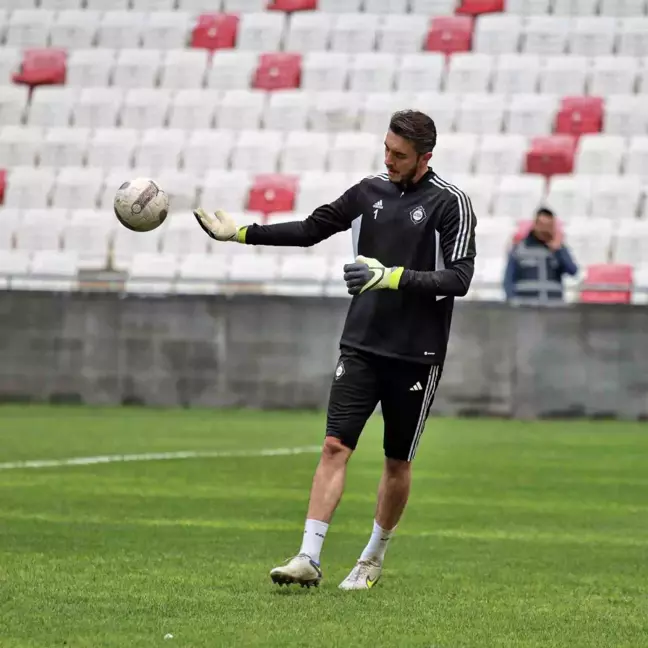 Altay'ın file bekçisi Ozan Evrim Özenç, 86 gün sonra sahaya çıktı