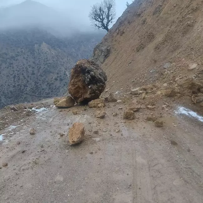 Batman'ın Sason ilçesinde heyelan nedeniyle bir mezra yolu ulaşıma kapandı