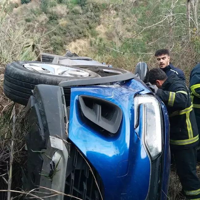 Adana'da şarampole yuvarlanan otomobilde 2 kişi yaralandı