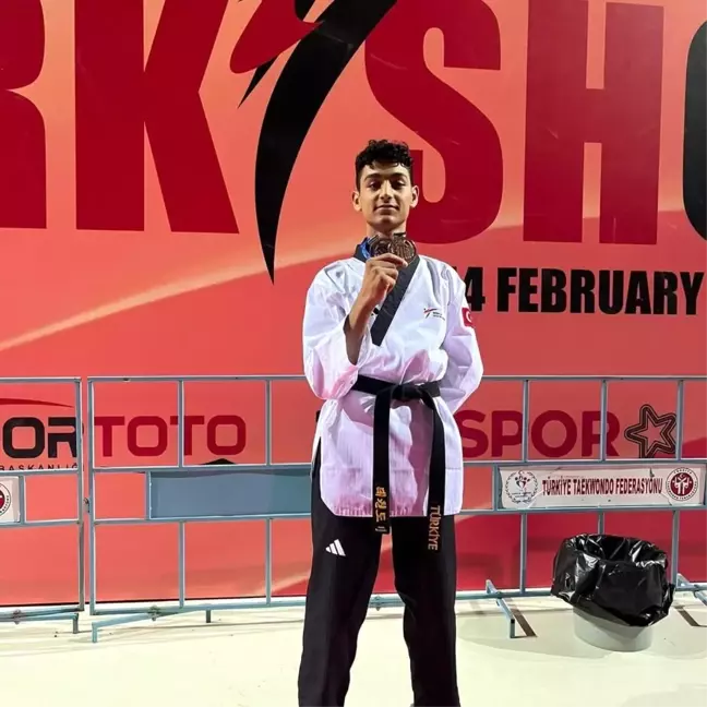 Antalya'da düzenlenen Türkiye Açık Taekwondo Turnuvası'nda Mustafa Kıvanç Aksoy şampiyon oldu