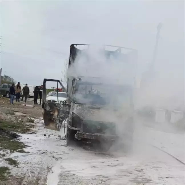 Tarsus'ta Kamyonette Çıkan Yangın Söndürüldü