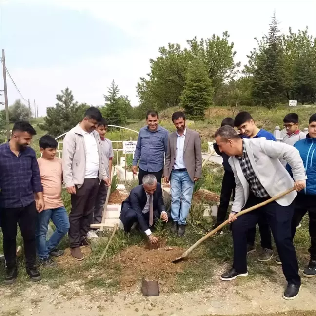 Doğanşehir İlçe Milli Eğitim Müdürlüğü Mezarlık Bakım ve Ağaçlandırma Çalışması Yaptı