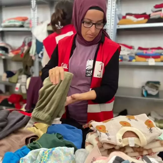 Türk Kızılay Hatay'da depremzedelere yardım ediyor