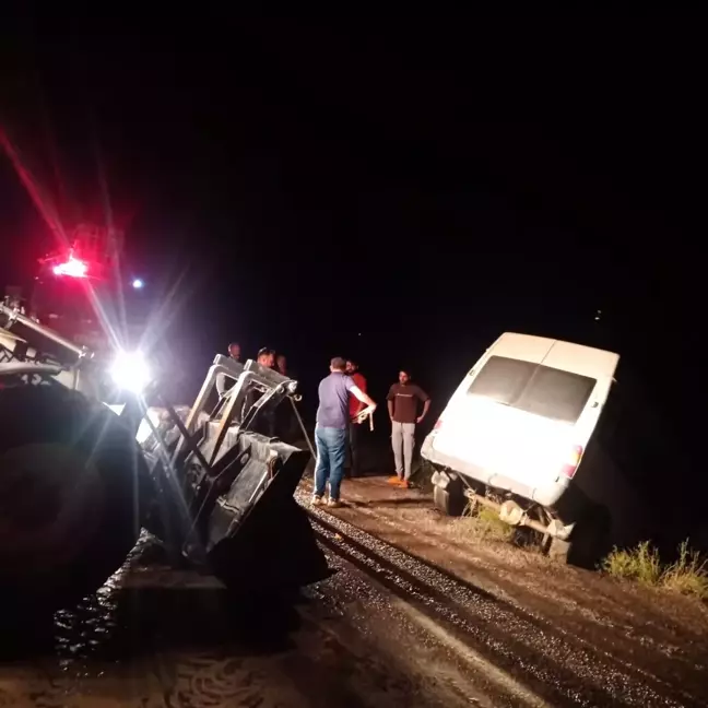 Van'ın Özalp ilçesinde sel sularına kapılan minibüste 3 kişi hafif yaralandı