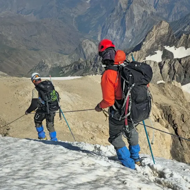 Hakkari'de Dağcılar Cilo Dağı'nın Reşko Zirvesi'ne Tırmandı