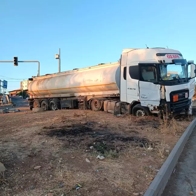 Diyarbakır'da tır refüje çıkarak durdu