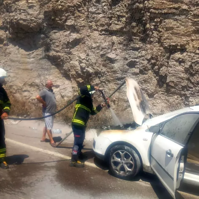 Hatay'da seyir halindeyken motor kısmı yanmaya başlayan araçta hasar oluştu