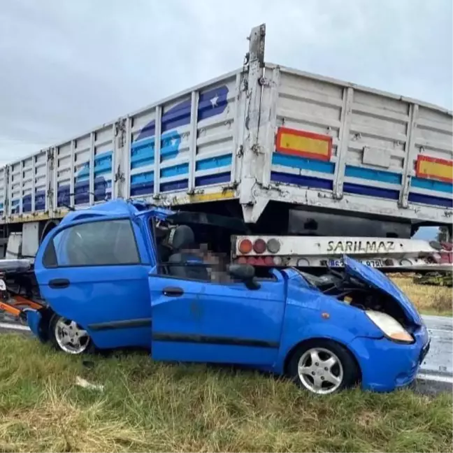 Kırklareli'de Tırla Çarpışan Otomobilin Sürücüsü Hayatını Kaybetti