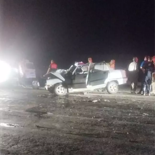 Şanlıurfa'da Otomobil ile Minibüs Kafa Kafaya Çarpıştı: 1 Ölü, 3 Yaralı