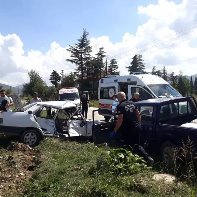 Bucak'ta Kamyonet ile Otomobil Çarpıştı: 3 Yaralı