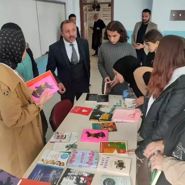 Çıldır'da İş Adamlarından Okullara Kitap Bağışı