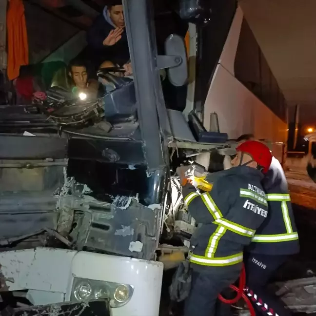 Yalova'da Tersane İşçilerini Taşıyan Servis Kazası: 11 Yaralı