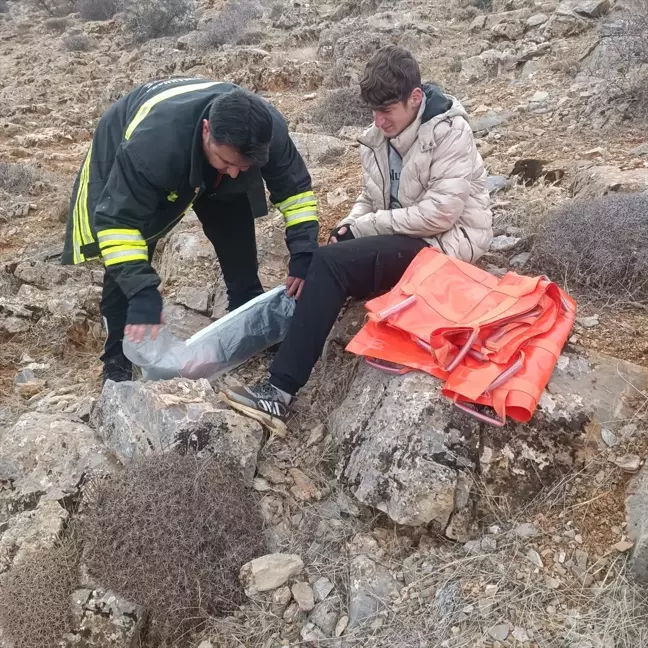 Kahramanmaraş'ta Kayalıklarda Mahsur Kalan Genç Kurtarıldı