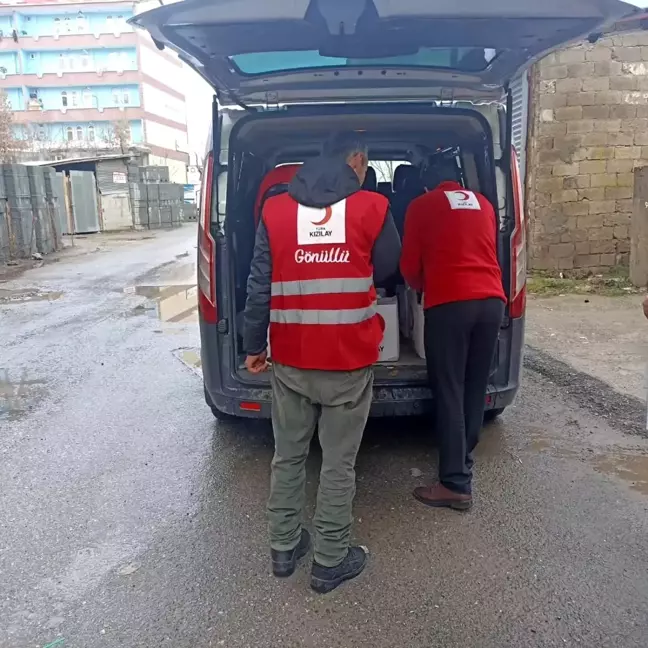 Kızılay, Muş'ta Soğuk Kış Günlerinde İhtiyaç Sahiplerine Yardım Eli Uzatıyor