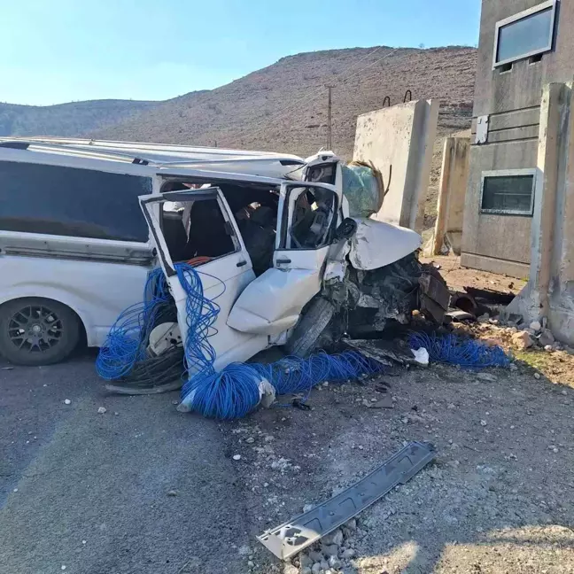 Mardin'de Kontrolden Çıkan Minibüs Beton Bloğa Çarptı: 1 Yaralı