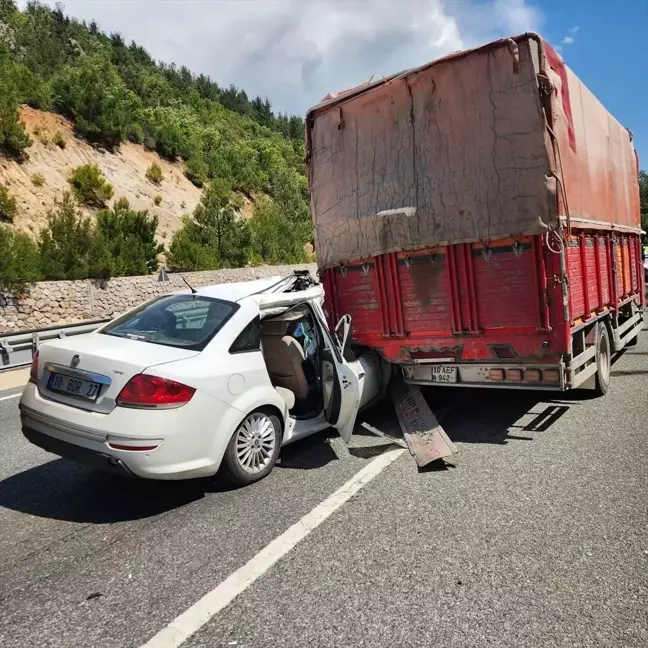 Balıkesir'de Trafik Kazası: 3 Yaralı