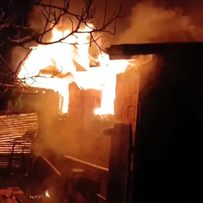 Karabük'te Yangın: 2 Katlı Ev Kül Oldu