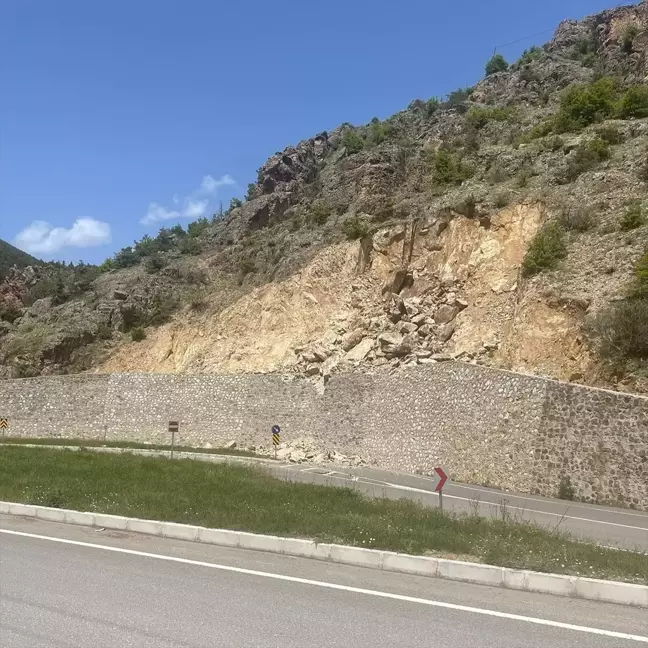 Torul'da Heyelan Nedeniyle Yol Ulaşıma Kapandı