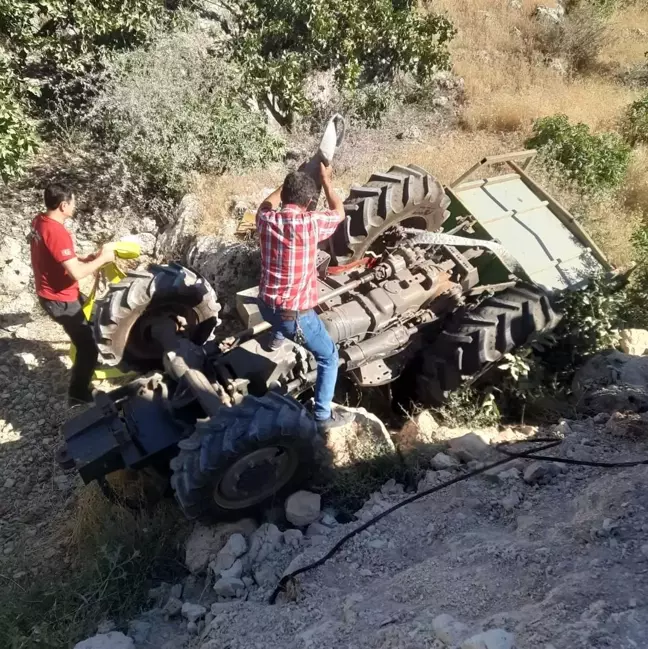 Adıyaman'ın Besni ilçesinde traktör devrildi, sürücü yaralandı