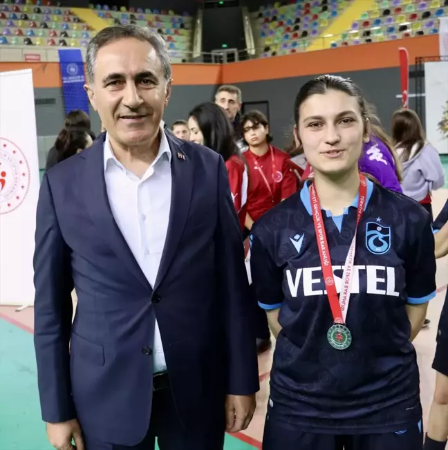 Trabzonspor Kadın Futbol Takımı Altyapısındaki Genç Futbolcu Mikrocerrahi Operasyonla Kurtuldu
