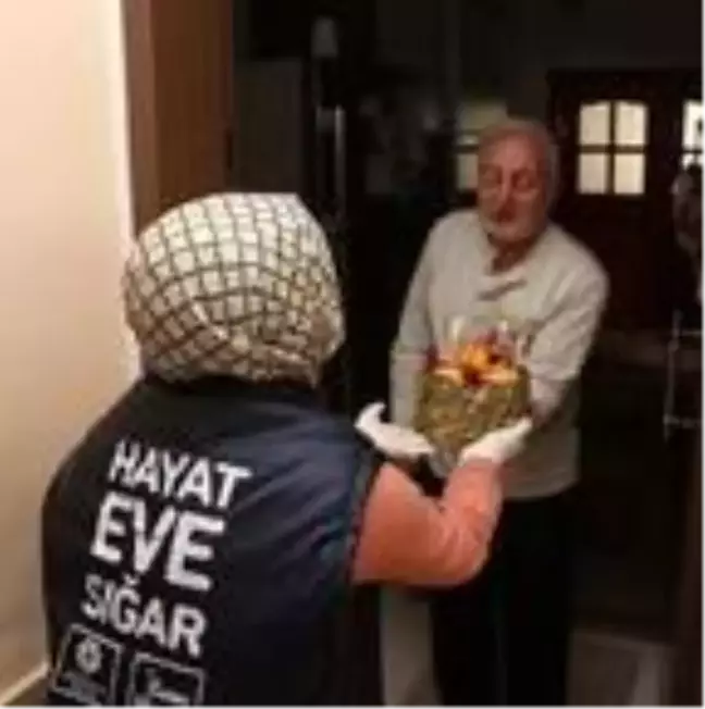 Evden çıkamadı, 72'nci yaş günü pastasını Vefa ekibi getirdi