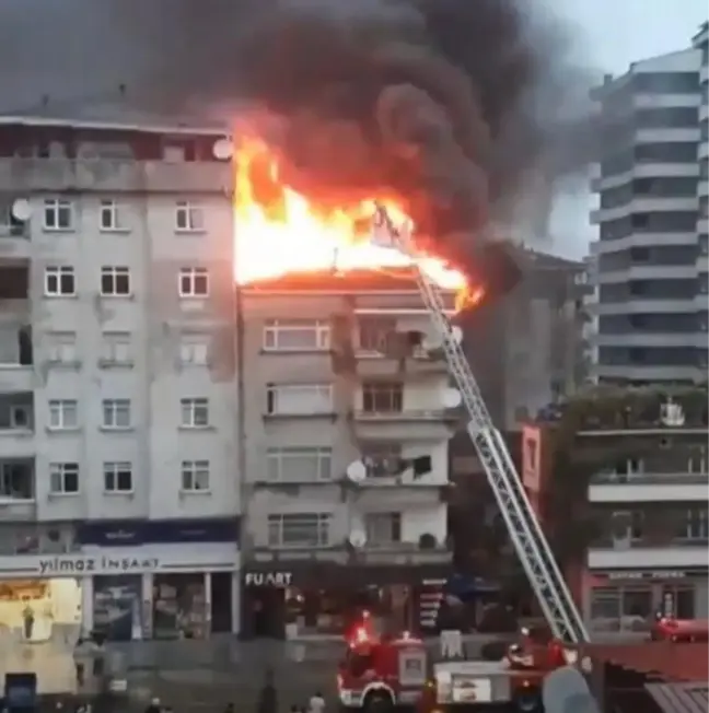 Son dakika haberi! Binanın çatısında çıkan yangın paniğe neden oldu