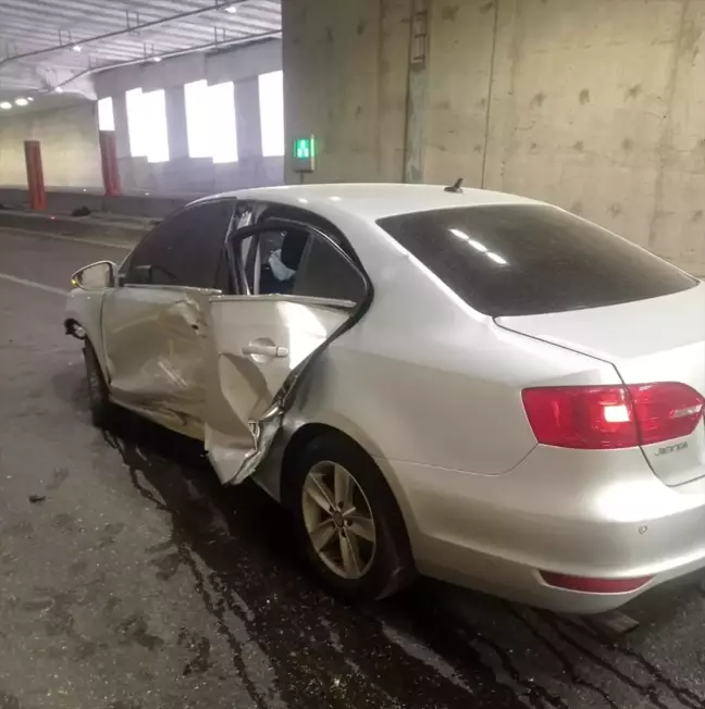 Malatya'da tünelde bariyerlere çarpan otomobilin sürücüsü yaralandı