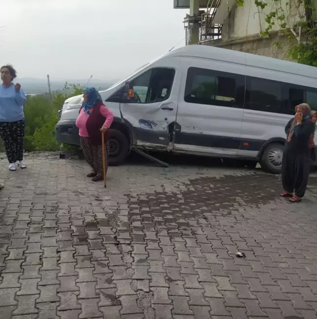 Osmaniye'de Öğrenci Servisi ile Otomobil Çarpıştı: 11 Yaralı