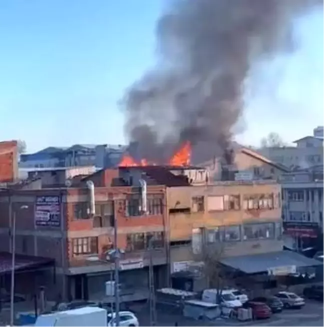 Ankara'da İş Yerinin Çatısında Yangın Çıktı