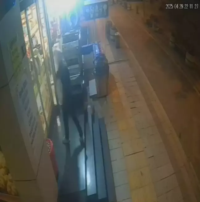 Sultangazi'de Kuruyemişçiden Sadaka Kutusu Hırsızlığı