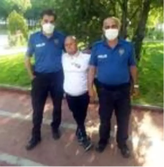 Polis memurları, ayağına cam batan kişiye pansuman yaptı