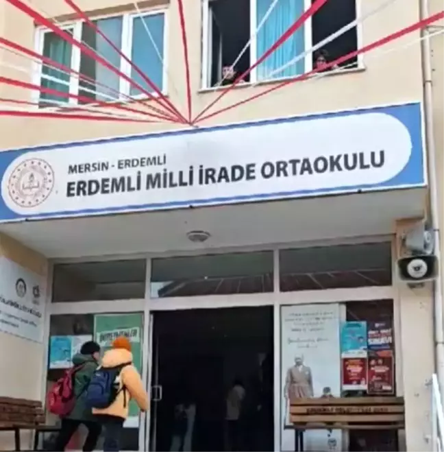 Mersin'de Öğrenciler Ferdi Tayfur'un Şarkısıyla Karşılandı