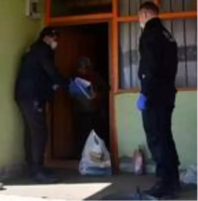 Polis koronavirüse karşı vatandaşlarla el ele mücadele ediyor