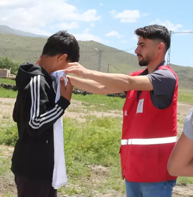 Türk Kızılayı Ağrı Dağı'ndaki Köylere Kıyafet Yardımı Yapıyor