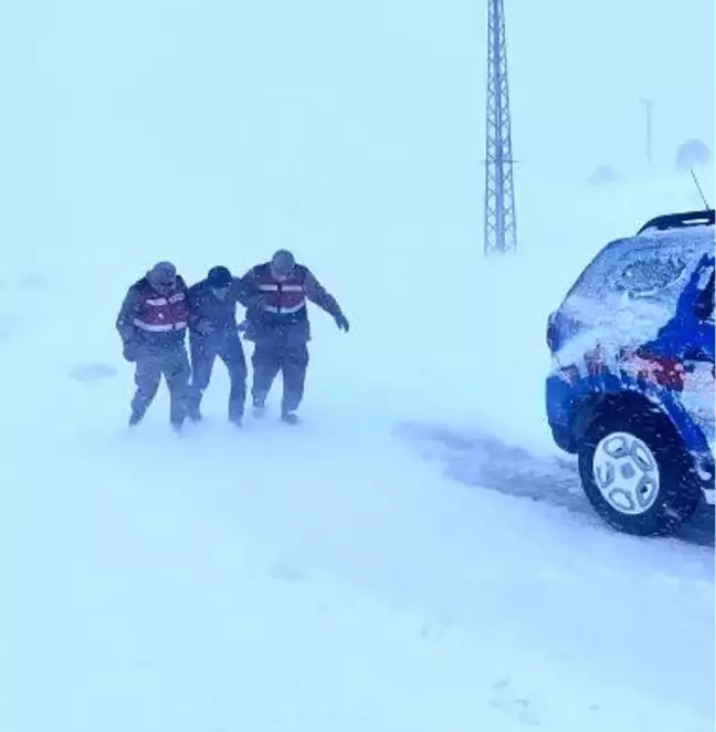 Aracı arza yapan ve donma tehlikesi geçiren şahsı jandarma kurtardı