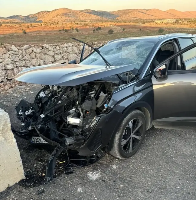 Mardin'de otomobilin bariyerlere çarptığı kazada 7 kişi yaralandı