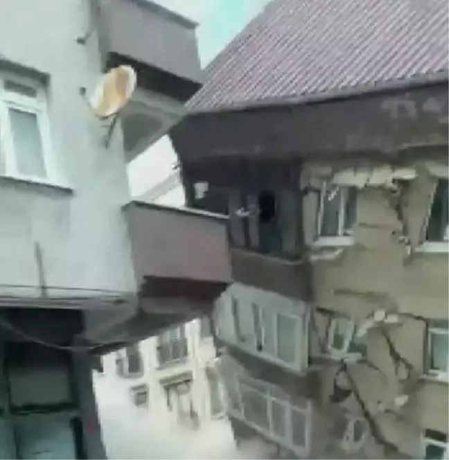 Zeytinburnu'nda 5 katlı boş bina çöktü