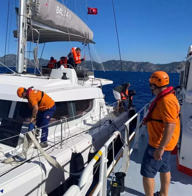 Fethiye açıklarında su alan tekne kurtarıldı