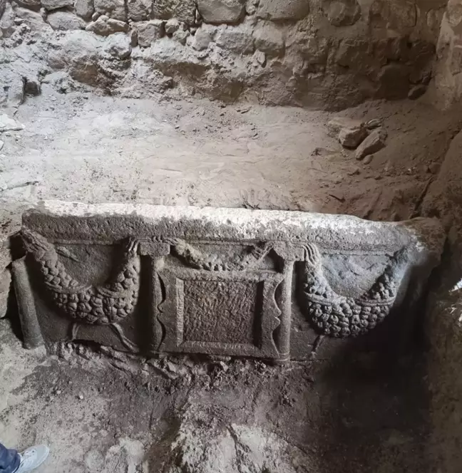 Kayseri'de Tarihi Eser Operasyonu: 1800 Yıllık Kitaplar ve Lahit Mezar Ele Geçirildi